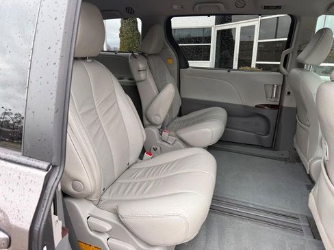 Used 2012 Toyota Sienna XLE image 12