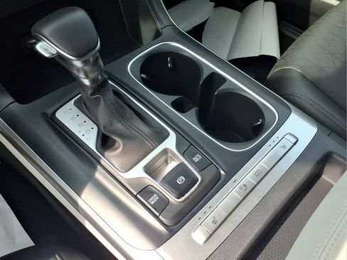 Used 2024 Kia Carnival LX FWD image 11