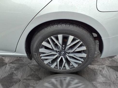 Used 2024 Nissan Altima 2.5 SV FWD image 24