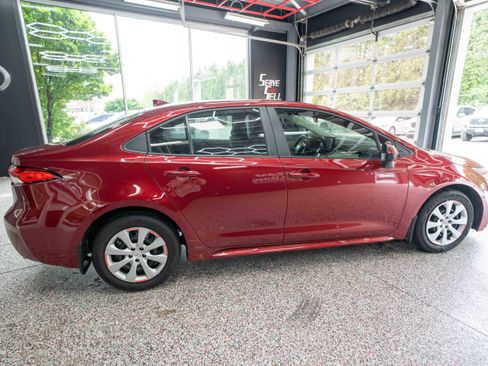 Used 2025 Toyota Corolla LE FWD image 4