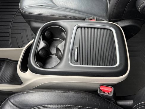 Used 2022 Chrysler Pacifica Touring-L image 31