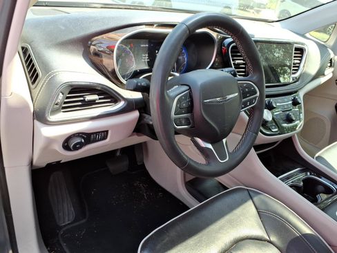 Used 2023 Chrysler Pacifica Limited FWD image 9