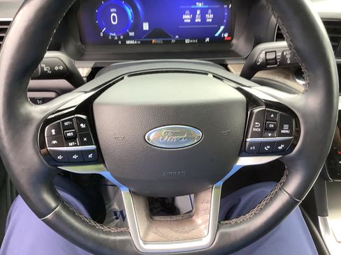 Used 2022 Ford Explorer Platinum w/ Equipment Group 601A AWD/4WD image 17