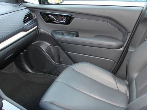 Used 2025 Subaru Forester Limited image 28