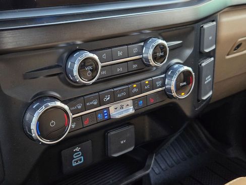 Used 2023 Ford F250 Lariat w/ Chrome Package image 18