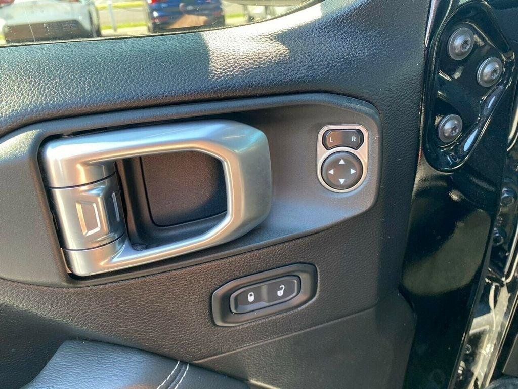Used 2019 Jeep Wrangler Unlimited Sahara AWD/4WD image 17