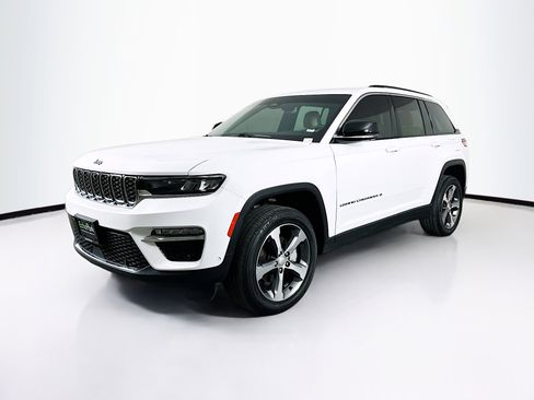 Used 2023 Jeep Grand Cherokee Limited w/ Luxury Tech Group II image 3