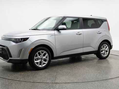 Used 2025 Kia Soul LX w/ LX Technology Package FWD image 3