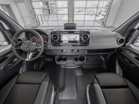 Used 2025 Mercedes-Benz Sprinter 2500 image 8