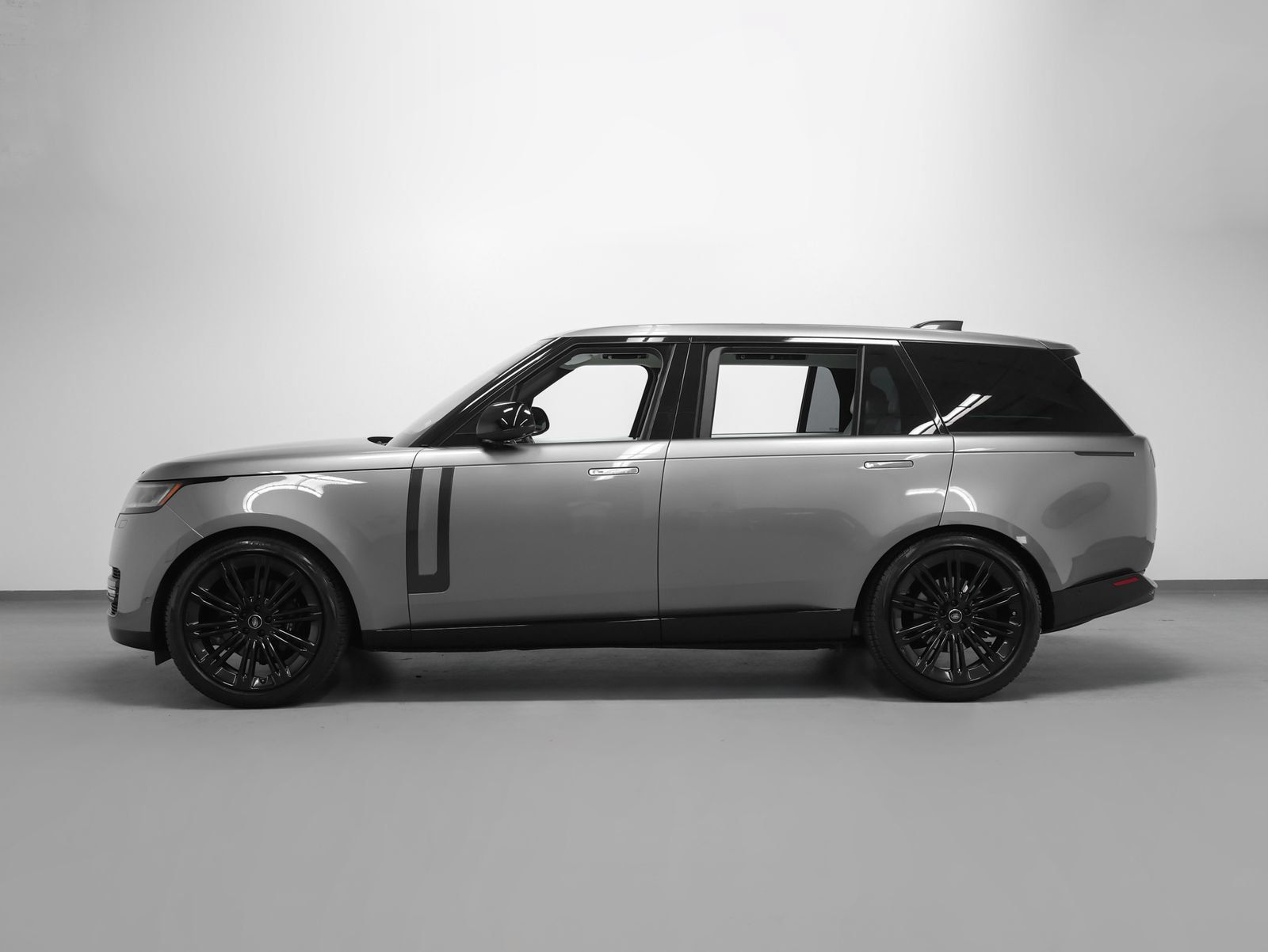 Used 2023 Land Rover Range Rover Long Wheelbase SE AWD/4WD image 2