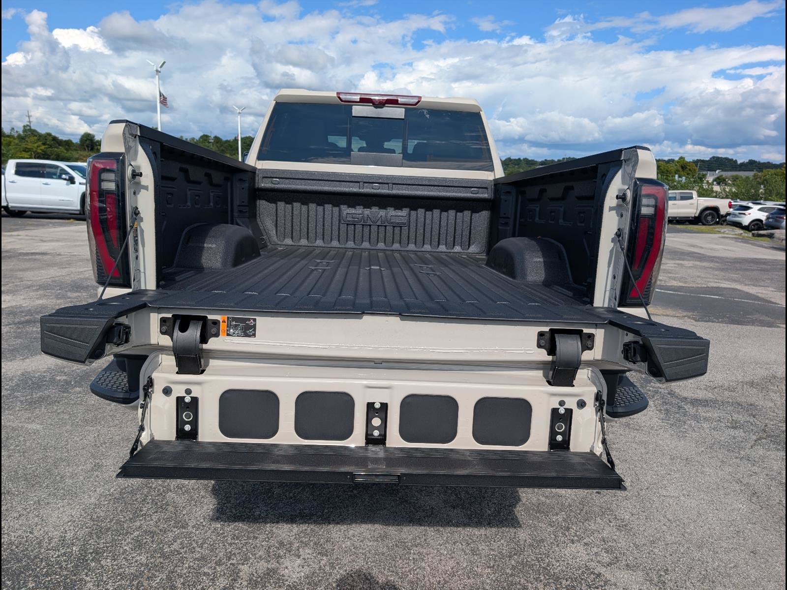 New 2026 GMC Sierra 2500 AT4 w/ AT4 Premium Plus Package AWD/4WD image 17