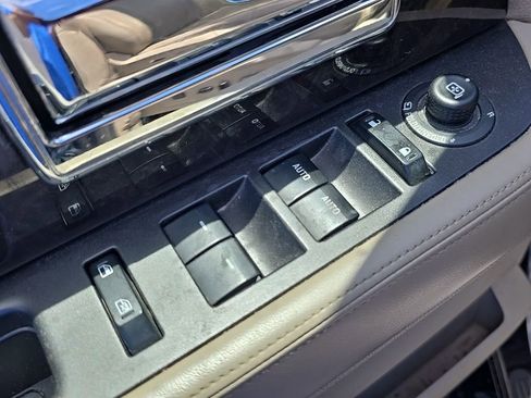 Used 2015 Lincoln Navigator 4WD image 9
