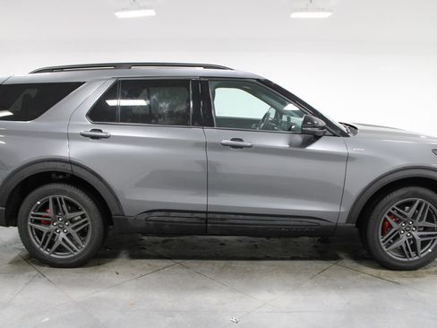 Used 2025 Ford Explorer ST-Line w/ ST-Line Street Pack image 11