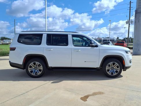 Used 2025 Jeep Wagoneer 2WD w/ Premium Group I image 5