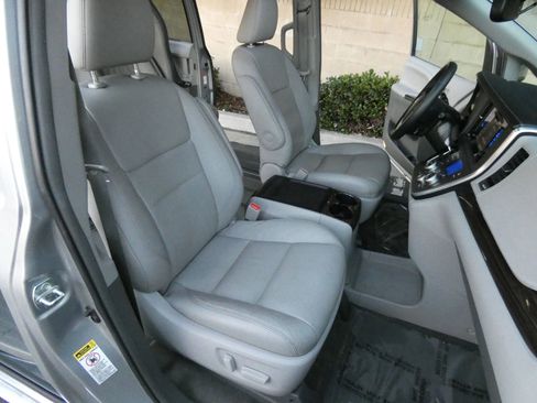 Used 2015 Toyota Sienna XLE image 28