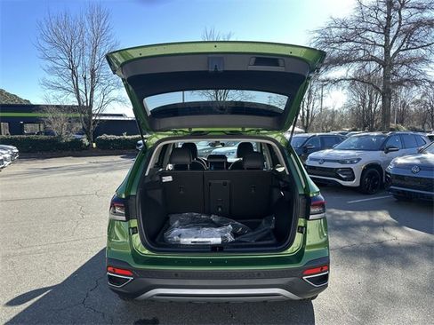 New 2026 Volkswagen Taos SE image 24