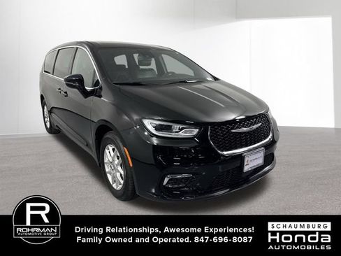 Used 2025 Chrysler Pacifica Select FWD image 3