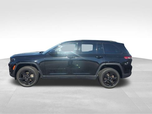 Used 2023 Jeep Grand Cherokee Limited w/ Luxury Tech Group II AWD/4WD image 2
