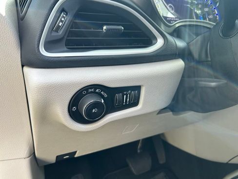 Certified 2024 Chrysler Pacifica Touring-L FWD image 17