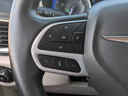Used 2017 Chrysler Pacifica Touring-L w/ Tire & Wheel Group FWD image 24