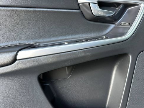 Used 2016 Volvo XC60 T5 Premier w/ Proximity Package FWD image 11