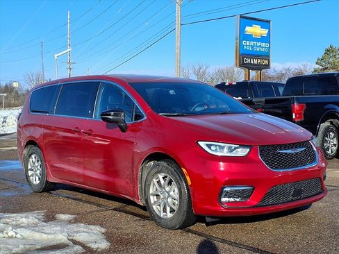 Used 2025 Chrysler Pacifica Select image 3