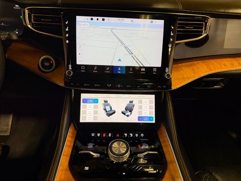 Used 2022 Jeep Grand Wagoneer Series III w/ Rear Seat Video Group 1 image 18