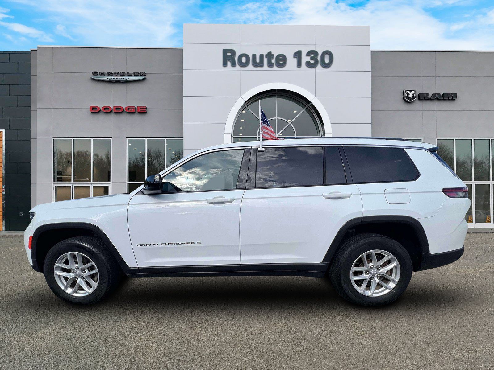 Used 2023 Jeep Grand Cherokee L Laredo w/ Luxury Tech Group I AWD/4WD image 5