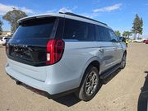 Used 2025 Ford Expedition Active AWD/4WD image 4