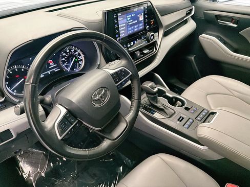 Used 2022 Toyota Highlander XLE AWD/4WD image 7
