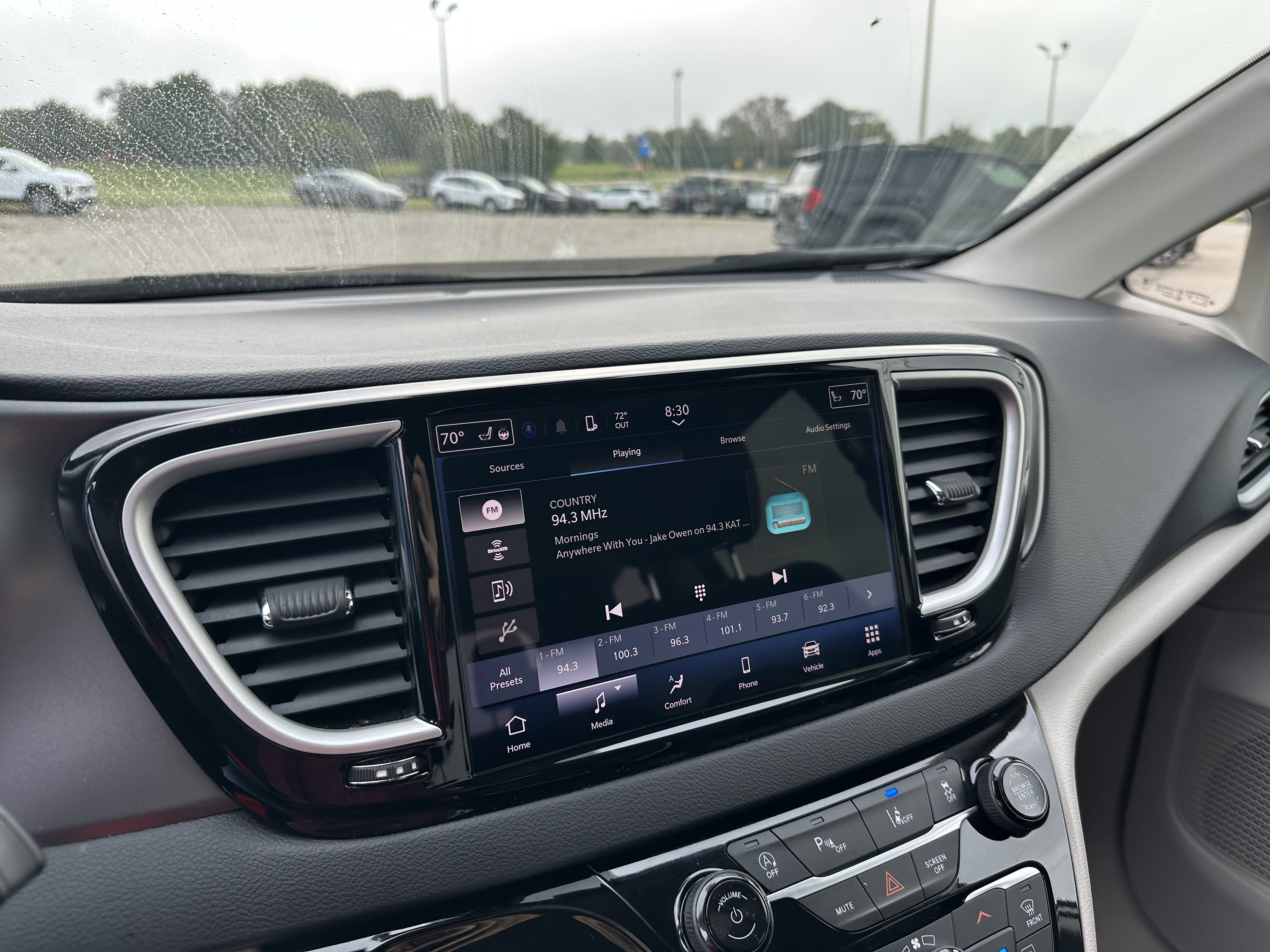Used 2023 Chrysler Pacifica Touring-L FWD image 13