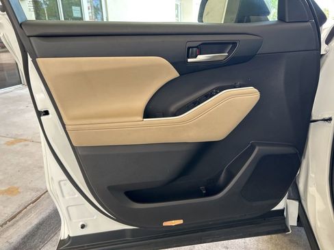 Used 2024 Toyota Highlander XLE image 34