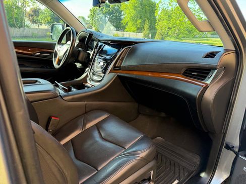 Used 2020 Cadillac Escalade ESV Luxury w/ Escalade Sport Edition AWD/4WD image 35