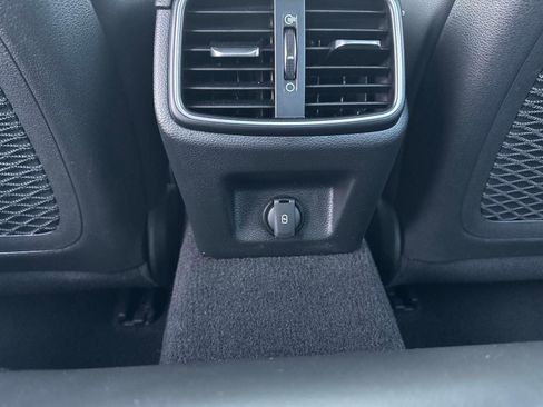 Used 2022 Genesis G70 2.0T image 16