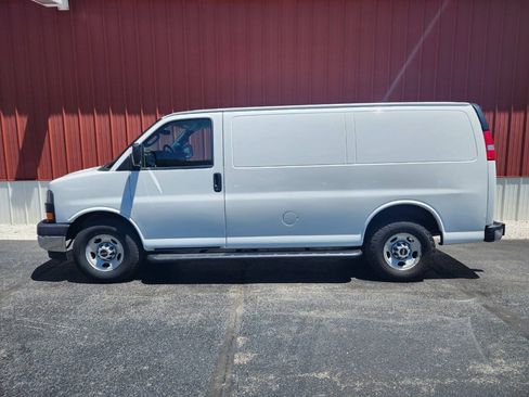 Used 2017 GMC Savana 2500 RWD image 2