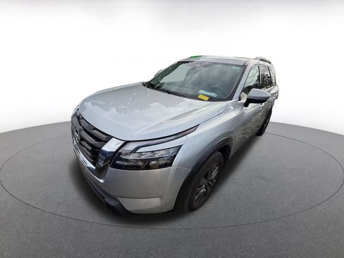 Used 2025 Nissan Pathfinder SV image 3