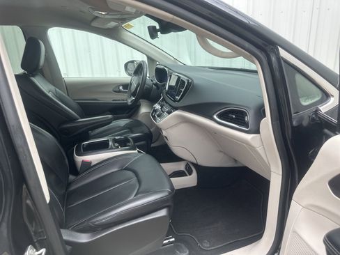 Used 2023 Chrysler Pacifica Touring-L image 15