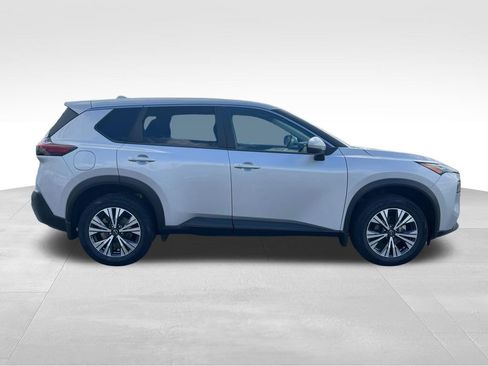 Used 2022 Nissan Rogue SV image 2
