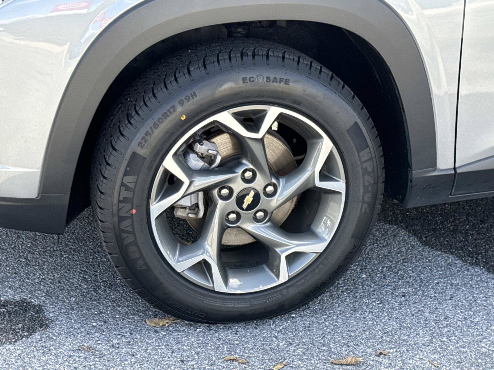 Used 2025 Chevrolet Trax LT FWD image 7