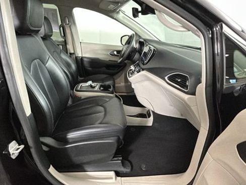 Used 2024 Chrysler Pacifica Touring-L FWD image 31