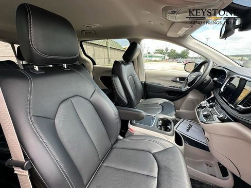 Used 2024 Chrysler Pacifica Select image 19