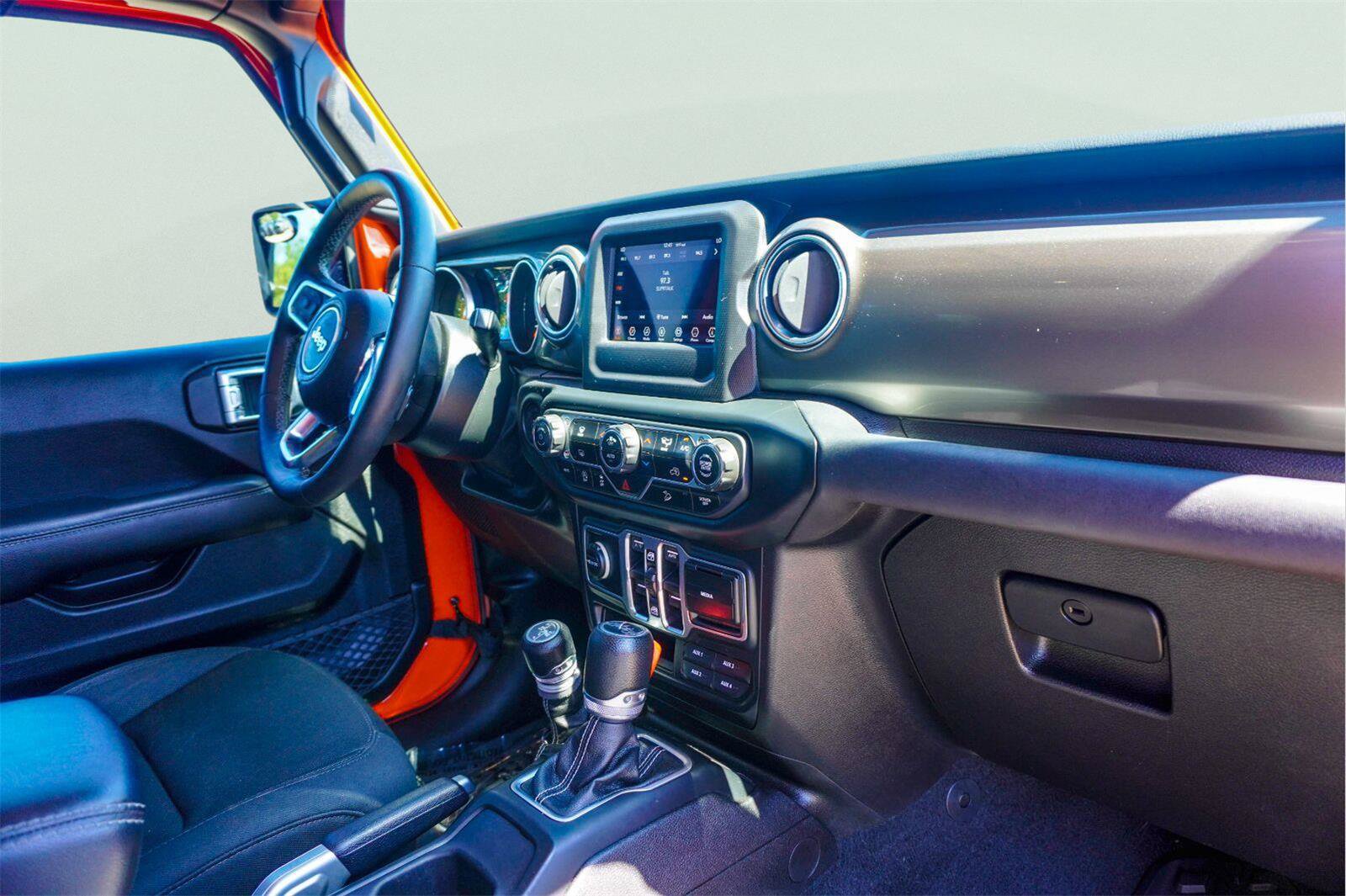 Used 2018 Jeep Wrangler Unlimited Sahara w/ LED Lighting Group AWD/4WD image 19