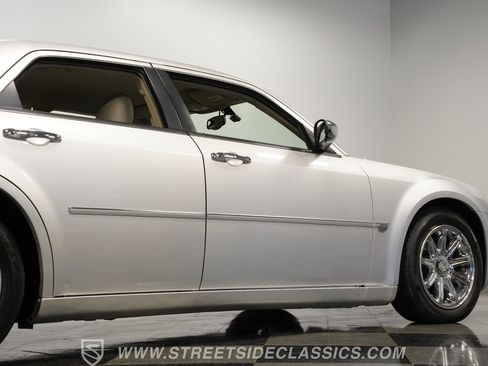 Used 2005 Chrysler 300 C w/ Navigation & Sound Group II image 28