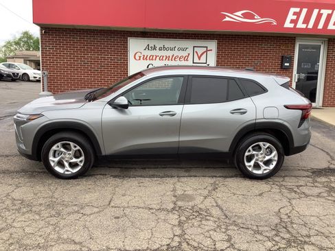 Used 2024 Chevrolet Trax LS w/ LS Convenience Package image 4