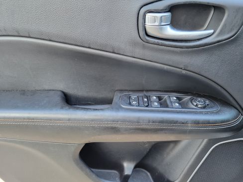 Used 2018 Jeep Compass Latitude w/ Cold Weather Group AWD/4WD image 12