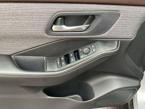 Used 2022 Nissan Rogue SV image 11