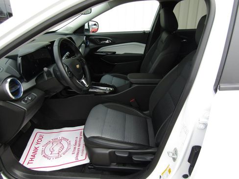 Used 2025 Chevrolet Trax LT w/ LT Convenience Package FWD image 20