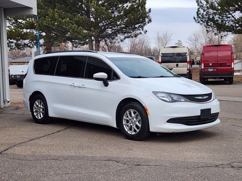 Used 2020 Chrysler Voyager Lxi image 1