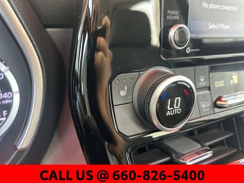 Used 2022 Toyota Highlander XLE AWD/4WD image 22