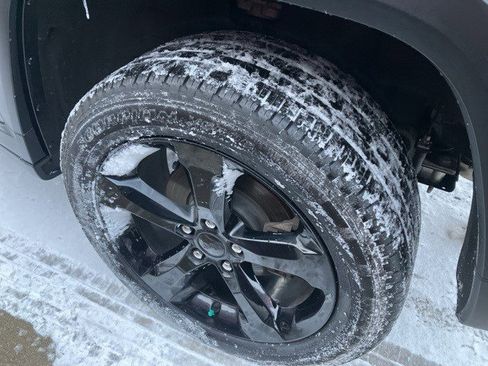 Certified 2024 Jeep Grand Cherokee Limited w/ Black Appearance Package image 23